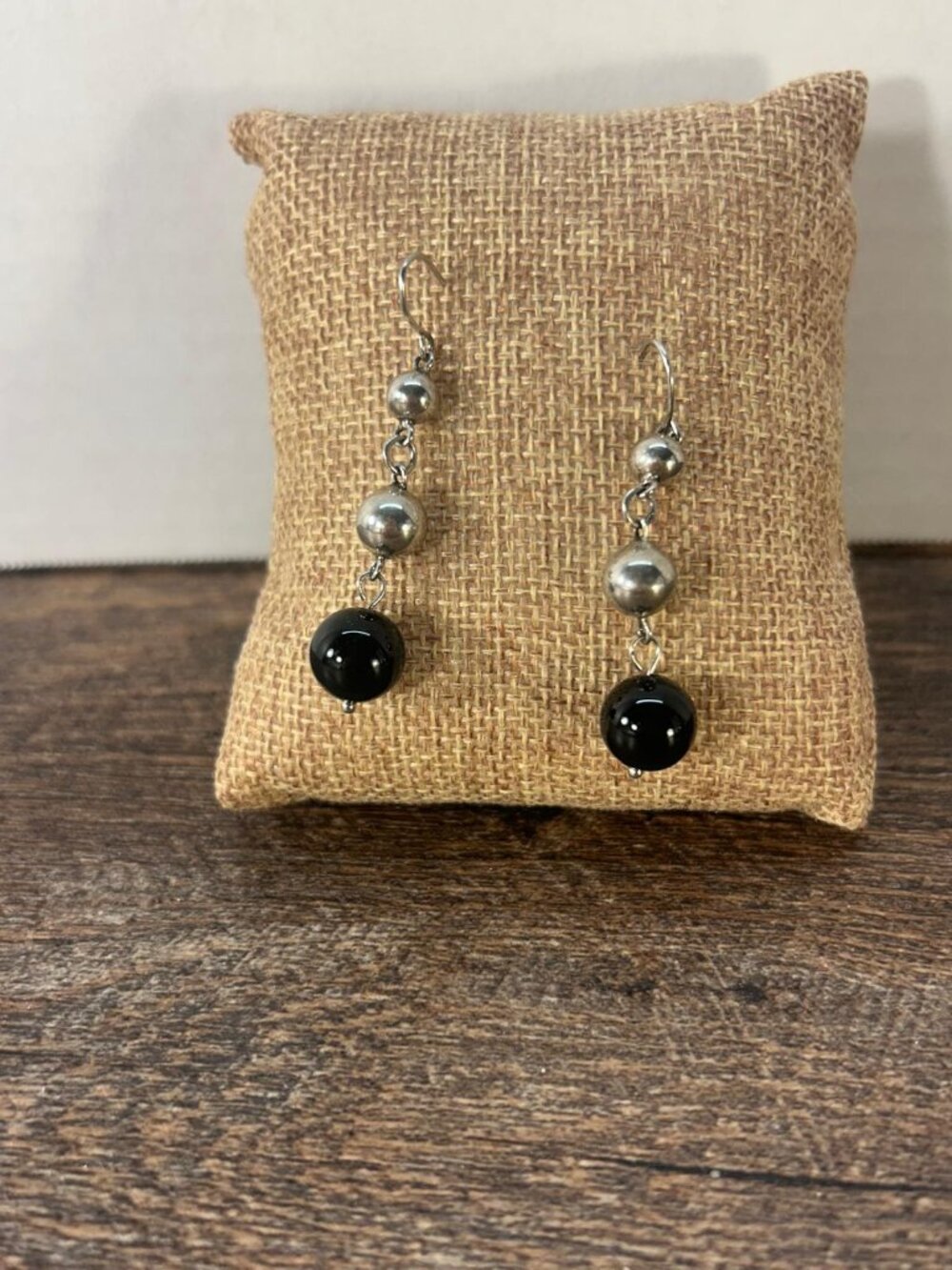 โจ Sleek Silver Graduated Drop Earrings with Glossy Black Beads โจ